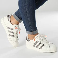 Nouveau 🌟 Baskets Femme Superstar H03415 Off White Core Black Gold Metallic de Adidas Originals 😀 -Pas Cher adidas Magasin adidas 330459 H03415 20220805T160239 03