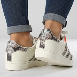 Nouveau 🌟 Baskets Femme Superstar H03415 Off White Core Black Gold Metallic de Adidas Originals 😀 -Pas Cher adidas Magasin adidas 330459 H03415 20220805T160241 04