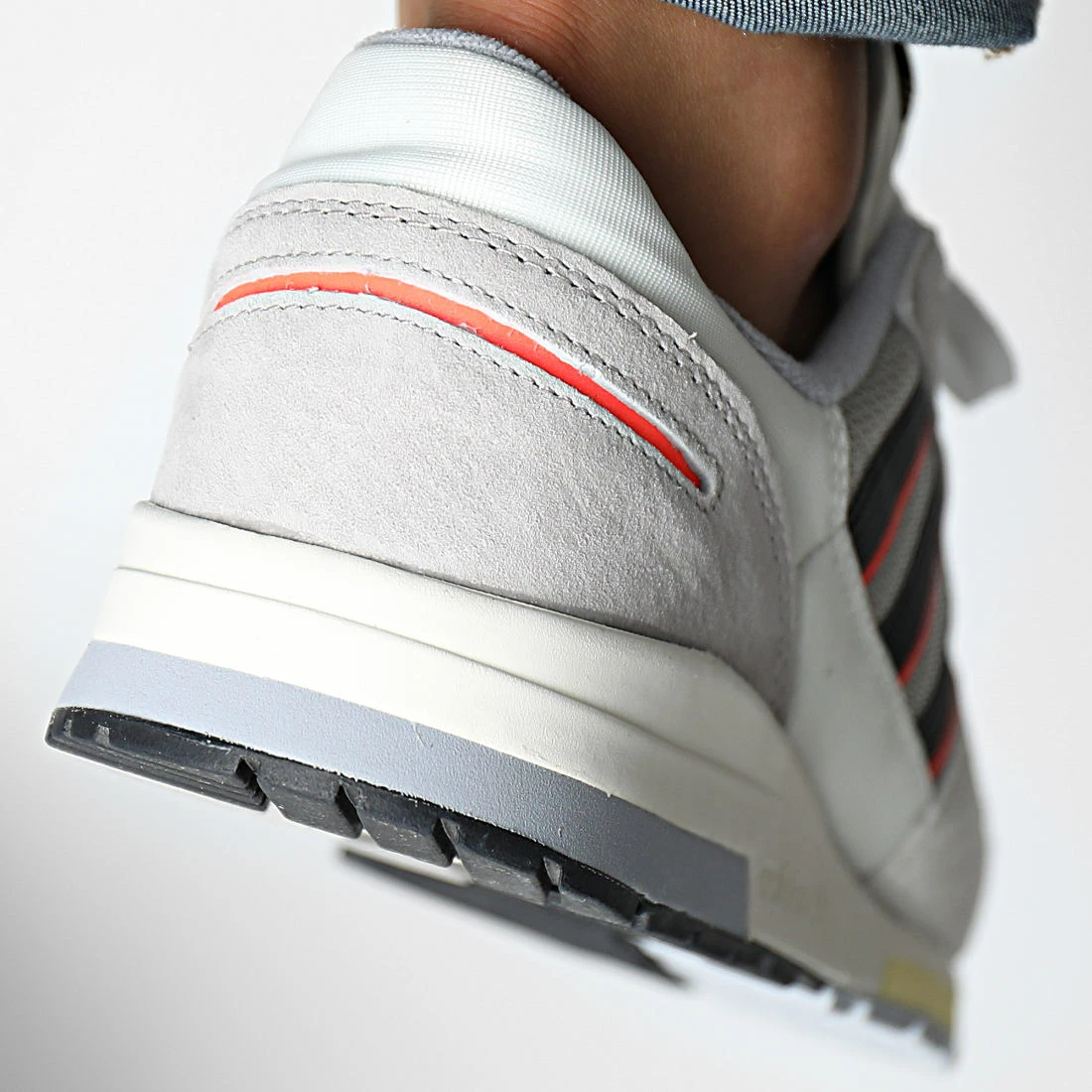 Tout neuf 🌟 Baskets ZX 420 GY2005 Crystal White Metallic Grey de Adidas Originals 🔥 6 Tout neuf 🌟 Baskets ZX 420 GY2005 Crystal White Metallic Grey de Adidas Originals 🔥 – Image 4