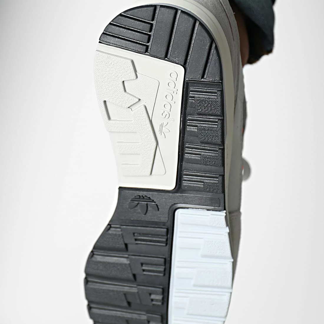 Tout neuf 🌟 Baskets ZX 420 GY2005 Crystal White Metallic Grey de Adidas Originals 🔥 7 Tout neuf 🌟 Baskets ZX 420 GY2005 Crystal White Metallic Grey de Adidas Originals 🔥 – Image 5