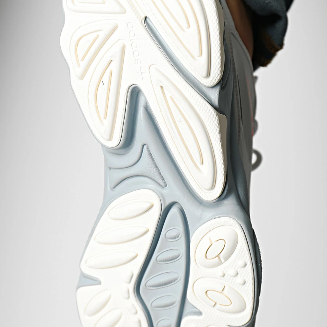 Meilleure vente 🎁 Baskets Ozweego Celox GX1863 Dash Grey Magnetic Grey Solar Red de Adidas Originals 🎉 7 Meilleure vente 🎁 Baskets Ozweego Celox GX1863 Dash Grey Magnetic Grey Solar Red de Adidas Originals 🎉 – Image 5