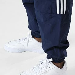 Meilleur prix 🥰 Pantalon Jogging A Bandes Lock Up HL2193 Bleu Marine de Adidas Originals 🎁 -Pas Cher adidas Magasin adidas 336988 HL2193 20220915T154513 02