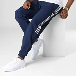 Meilleur prix 🥰 Pantalon Jogging A Bandes Lock Up HL2193 Bleu Marine de Adidas Originals 🎁 -Pas Cher adidas Magasin adidas 336988 HL2193 20220915T154515 03