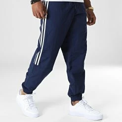 Meilleur prix 🥰 Pantalon Jogging A Bandes Lock Up HL2193 Bleu Marine de Adidas Originals 🎁 -Pas Cher adidas Magasin adidas 336988 HL2193 20220915T154517 05