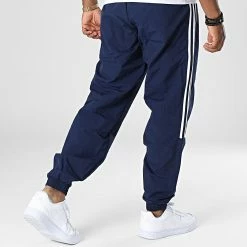Meilleur prix 🥰 Pantalon Jogging A Bandes Lock Up HL2193 Bleu Marine de Adidas Originals 🎁 -Pas Cher adidas Magasin adidas 336988 HL2193 20220915T154519 06