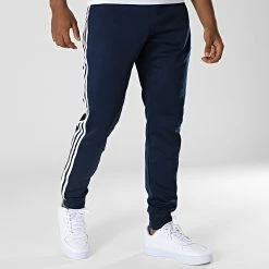Les meilleures critiques de 💯 Pantalon Jogging A Bandes HK7353 Bleu Marine de Adidas Originals 🛒 12 Les meilleures critiques de 💯 Pantalon Jogging A Bandes HK7353 Bleu Marine de Adidas Originals 🛒 -Pas Cher adidas Magasin adidas 339392 HK7353 20221026T135900 05