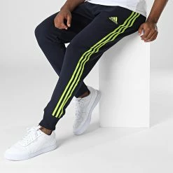 Meilleure affaire ✨ Pantalon Jogging A Bandes MUFC HE6660 Bleu Marine de Adidas Performance 🧨 -Pas Cher adidas Magasin adidas 339397 HE6660 20221026T135938 03