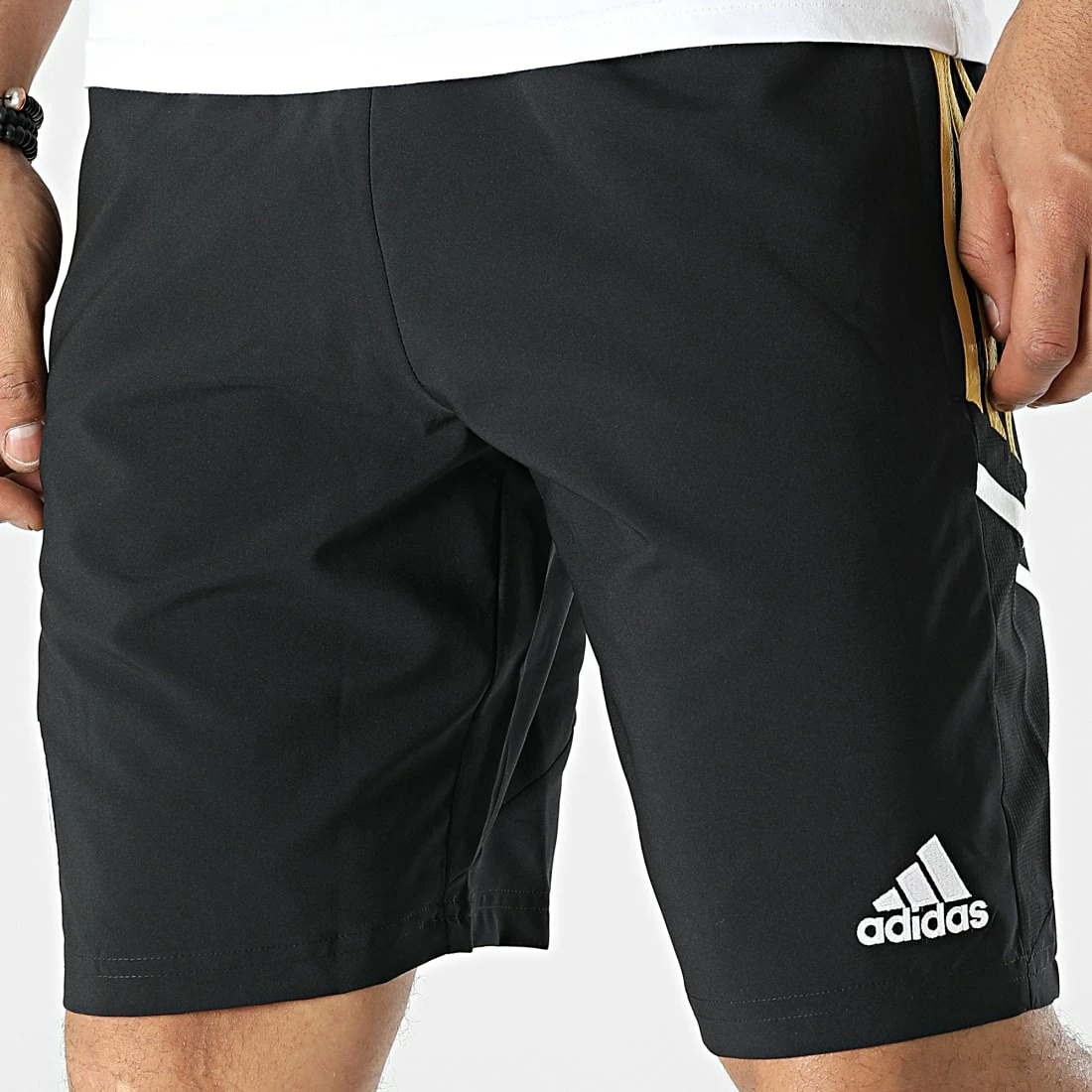 Le moins cher 🤩 Short Jogging A Bandes Juventus H56708 Noir de Adidas Performance 👍 3 Le moins cher 🤩 Short Jogging A Bandes Juventus H56708 Noir de Adidas Performance 👍
