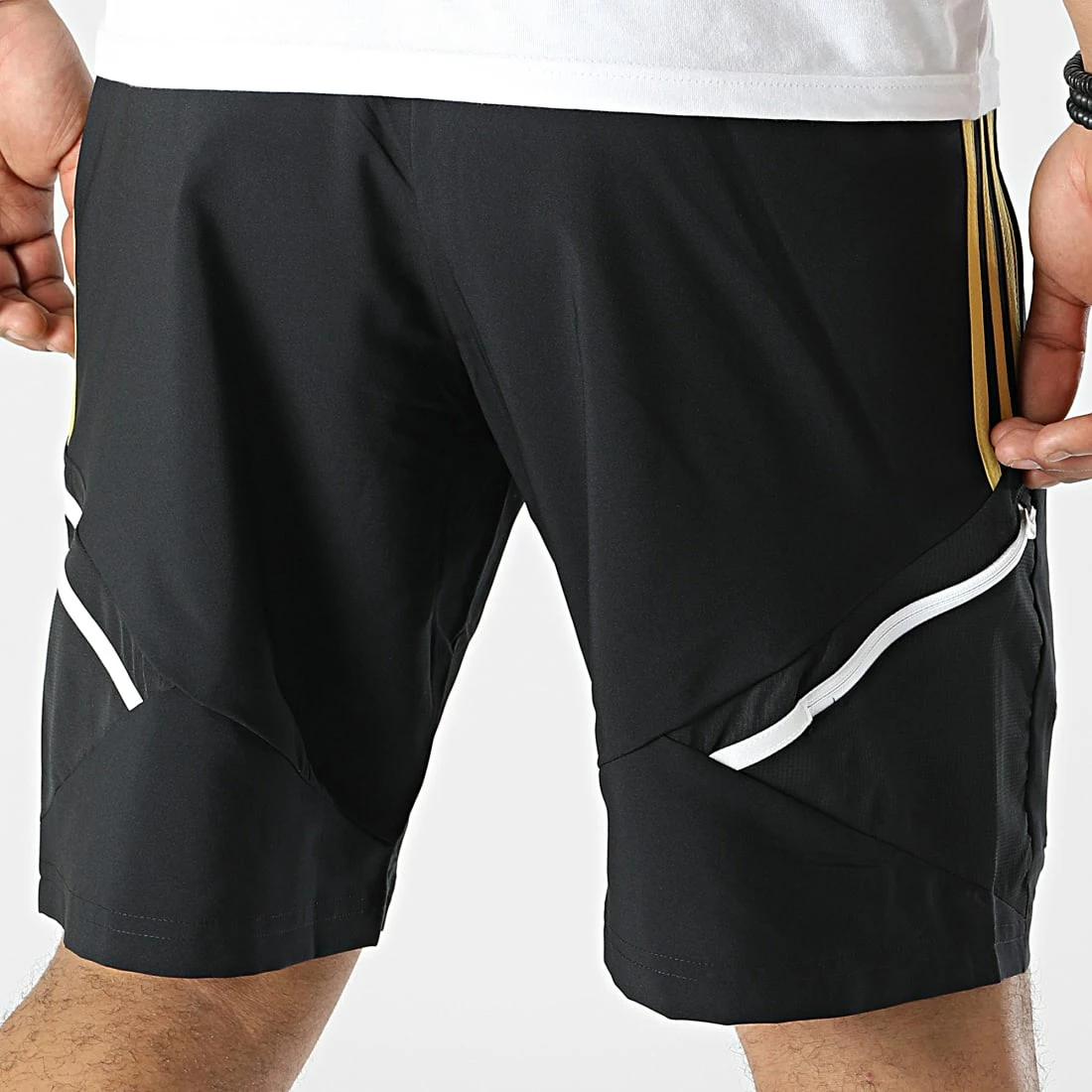Le moins cher 🤩 Short Jogging A Bandes Juventus H56708 Noir de Adidas Performance 👍 6 Le moins cher 🤩 Short Jogging A Bandes Juventus H56708 Noir de Adidas Performance 👍 – Image 4