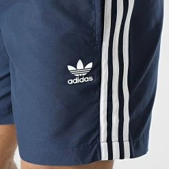 Offres 🛒 Short De Bain A Bandes HK7328 Bleu Marine de Adidas Originals 🎁 -Pas Cher adidas Magasin adidas 340448 HK7328 20221017T151833 02