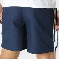 Offres 🛒 Short De Bain A Bandes HK7328 Bleu Marine de Adidas Originals 🎁 -Pas Cher adidas Magasin adidas 340448 HK7328 20221017T151835 04