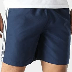 Offres 🛒 Short De Bain A Bandes HK7328 Bleu Marine de Adidas Originals 🎁 -Pas Cher adidas Magasin adidas 340448 HK7328 20221017T151837 05
