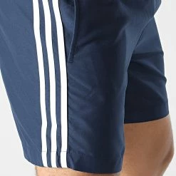 Offres 🛒 Short De Bain A Bandes HK7328 Bleu Marine de Adidas Originals 🎁 -Pas Cher adidas Magasin adidas 340448 HK7328 20221017T151838 06