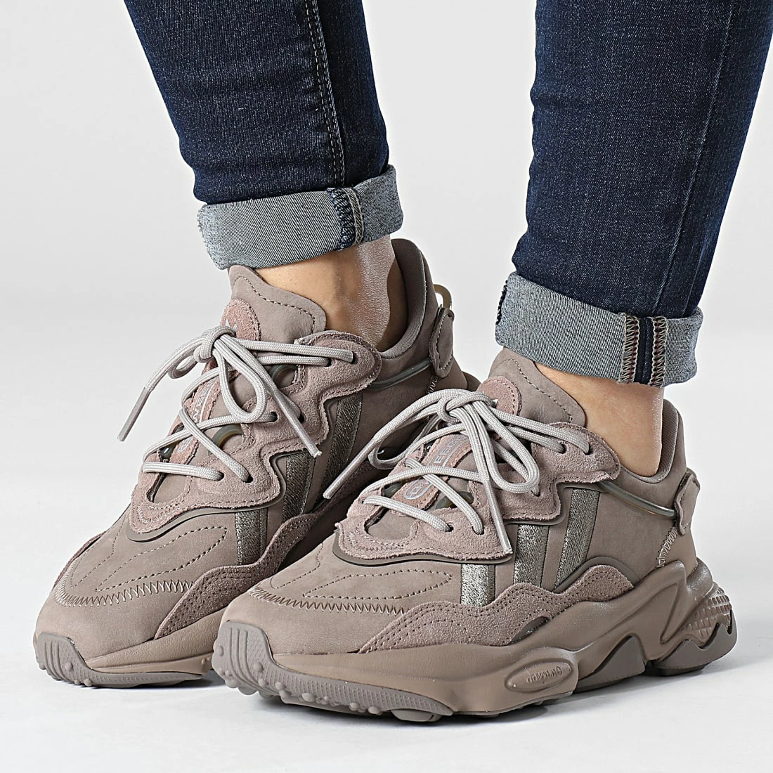 De gros ✔️ Baskets Femme Ozweego GY6813 Brown Cloud White de Adidas Originals 🔥 3 De gros ✔️ Baskets Femme Ozweego GY6813 Brown Cloud White de Adidas Originals 🔥