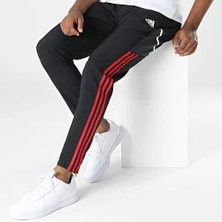 De gros 🌟 Pantalon Jogging A Bandes H64029 Manchester United Noir de Adidas Performance 🔔 -Pas Cher adidas Magasin adidas 341597 H64029 20221026T140416 03