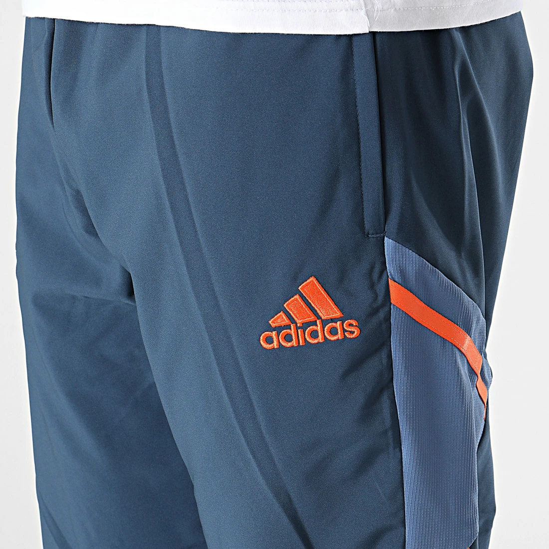 Grosses soldes 🥰 Pantalon Jogging MUFC HH9329 Bleu Foncé de Adidas Performance 🥰 4 Grosses soldes 🥰 Pantalon Jogging MUFC HH9329 Bleu Foncé de Adidas Performance 🥰 – Image 2