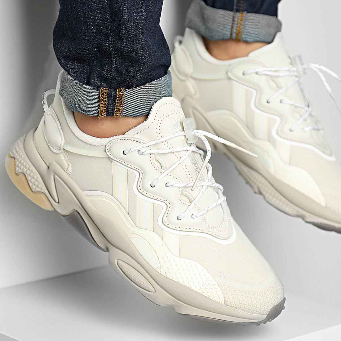 Grosses soldes 😍 Baskets Ozweego H03403 Aluminium Cloud White Off White de Adidas Originals 🥰 3 Grosses soldes 😍 Baskets Ozweego H03403 Aluminium Cloud White Off White de Adidas Originals 🥰