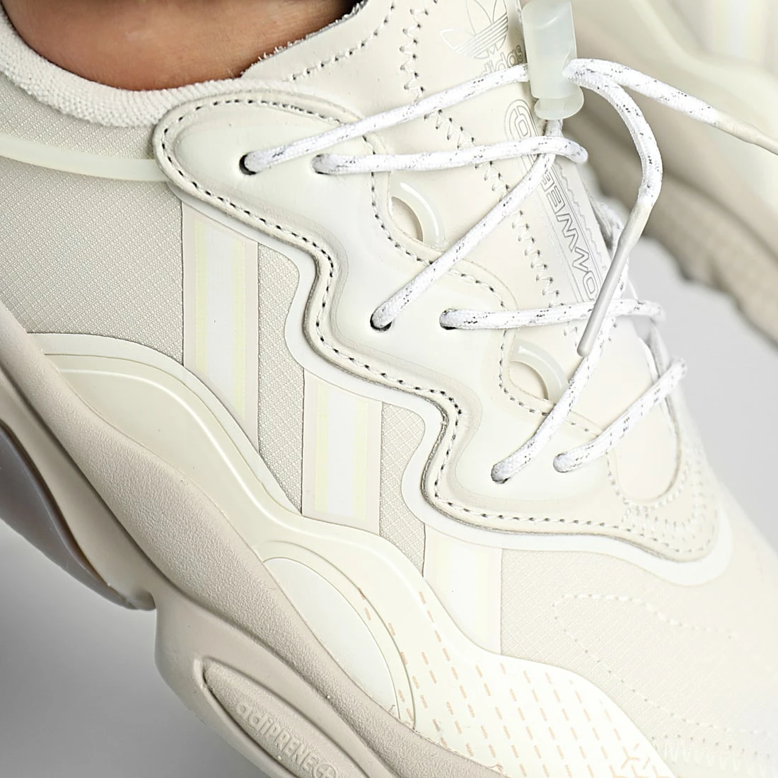 Grosses soldes 😍 Baskets Ozweego H03403 Aluminium Cloud White Off White de Adidas Originals 🥰 4 Grosses soldes 😍 Baskets Ozweego H03403 Aluminium Cloud White Off White de Adidas Originals 🥰 – Image 2