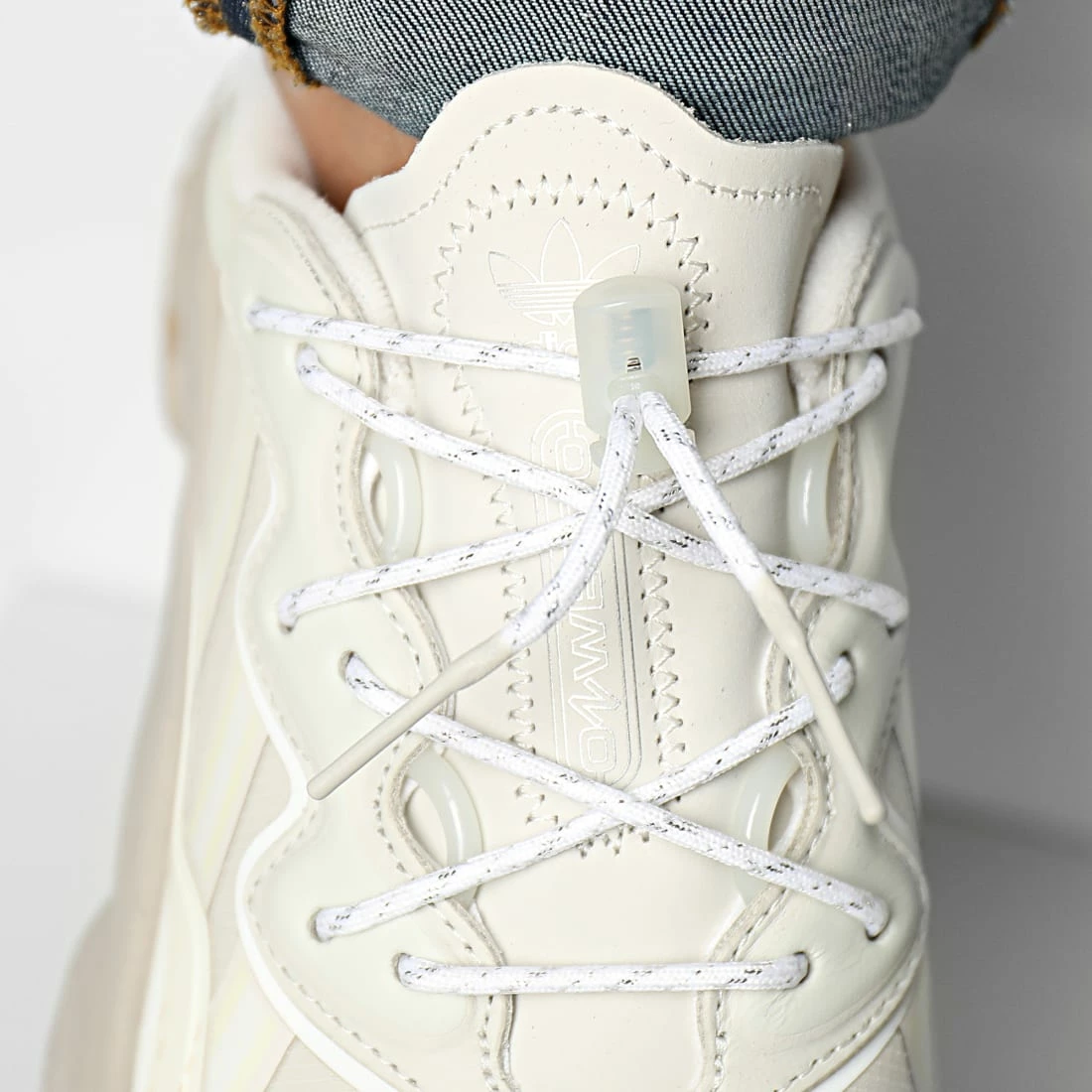 Grosses soldes 😍 Baskets Ozweego H03403 Aluminium Cloud White Off White de Adidas Originals 🥰 5 Grosses soldes 😍 Baskets Ozweego H03403 Aluminium Cloud White Off White de Adidas Originals 🥰 – Image 3