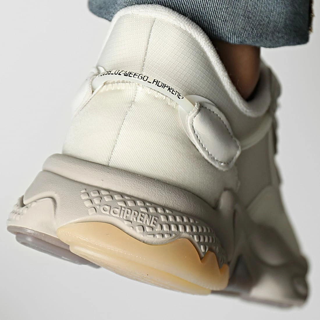 Grosses soldes 😍 Baskets Ozweego H03403 Aluminium Cloud White Off White de Adidas Originals 🥰 6 Grosses soldes 😍 Baskets Ozweego H03403 Aluminium Cloud White Off White de Adidas Originals 🥰 – Image 4