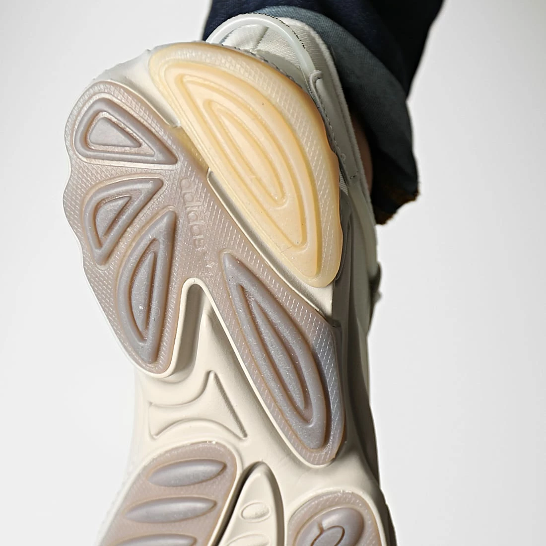 Grosses soldes 😍 Baskets Ozweego H03403 Aluminium Cloud White Off White de Adidas Originals 🥰 7 Grosses soldes 😍 Baskets Ozweego H03403 Aluminium Cloud White Off White de Adidas Originals 🥰 – Image 5