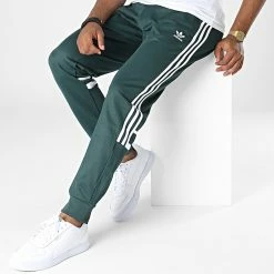 Coupon 🌟 Pantalon Jogging A Bandes Cutline HK9686 Vert de Adidas Originals 😀 -Pas Cher adidas Magasin adidas 343772 HK9686 20221027T161224 03