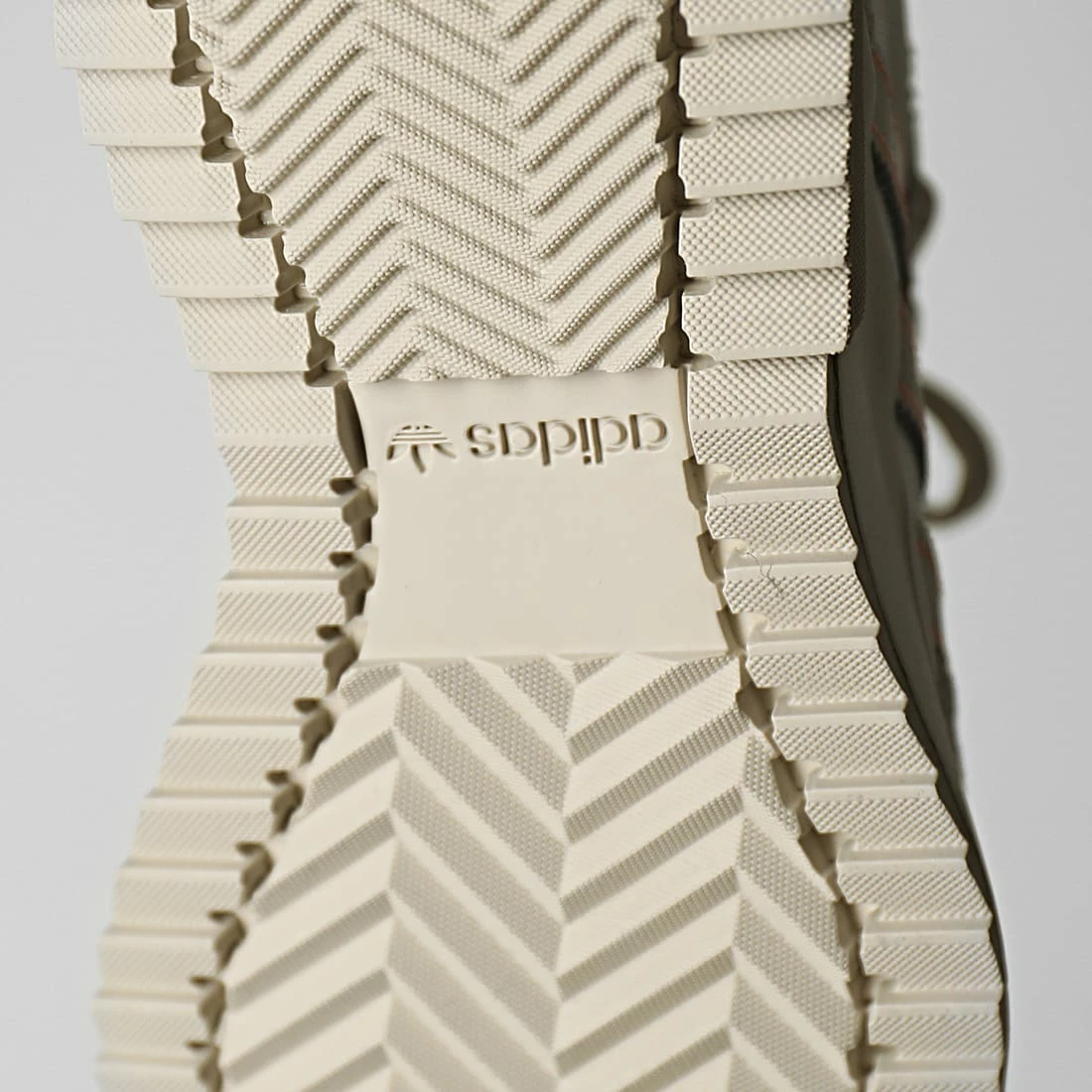 De gros 👍 Baskets Retropy F2 GW9367 Aluminium Metallic Grey de Adidas Originals 🔔 7 De gros 👍 Baskets Retropy F2 GW9367 Aluminium Metallic Grey de Adidas Originals 🔔 – Image 5