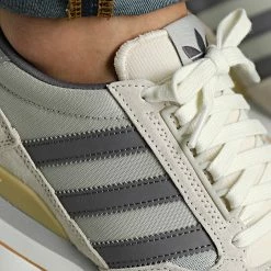 Nouveau ✔️ Baskets ZX 500 GY1987 Aluminium Wonder White de Adidas Originals 🌟 8 Nouveau ✔️ Baskets ZX 500 GY1987 Aluminium Wonder White de Adidas Originals 🌟 -Pas Cher adidas Magasin adidas 345996 GY1987 20221102T150602 02