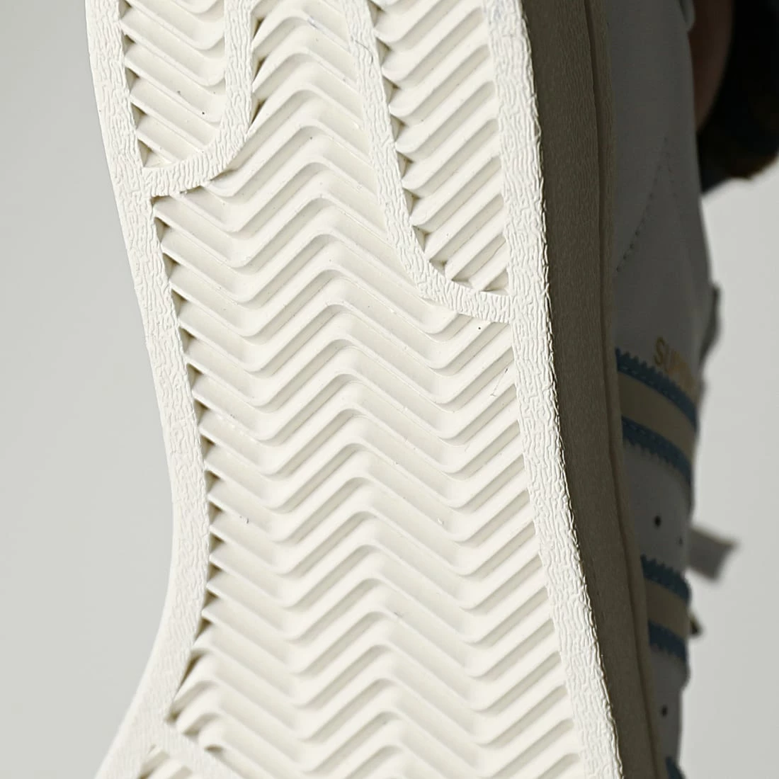 Offres ⌛ Baskets Superstar GX9876 Cloud White Off White Light Blue de Adidas Originals 🎁 7 Offres ⌛ Baskets Superstar GX9876 Cloud White Off White Light Blue de Adidas Originals 🎁 – Image 5