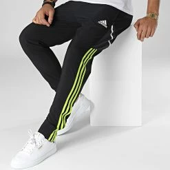 Offres 🎁 Pantalon Jogging A Bandes Manchester United FC HE6681 Noir de Adidas Performance ⌛ 10 Offres 🎁 Pantalon Jogging A Bandes Manchester United FC HE6681 Noir de Adidas Performance ⌛ -Pas Cher adidas Magasin adidas 346850 HE6681 20221124T091055 03