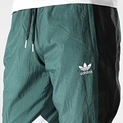 Remise 🎉 Pantalon Jogging A Bandes HK7324 Vert de Adidas Originals 🔥 10 Remise 🎉 Pantalon Jogging A Bandes HK7324 Vert de Adidas Originals 🔥 -Pas Cher adidas Magasin adidas 346990 HK7324 20221108T150832 02